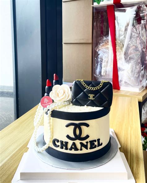 cake style that looks like a chanel bag|Chanel bag cake topper.